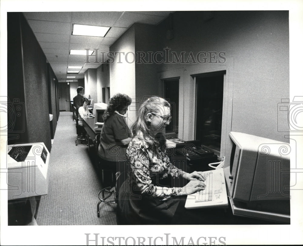 1984 Press Photo Workers at Playhouse Square Entertainment Center - Historic Images