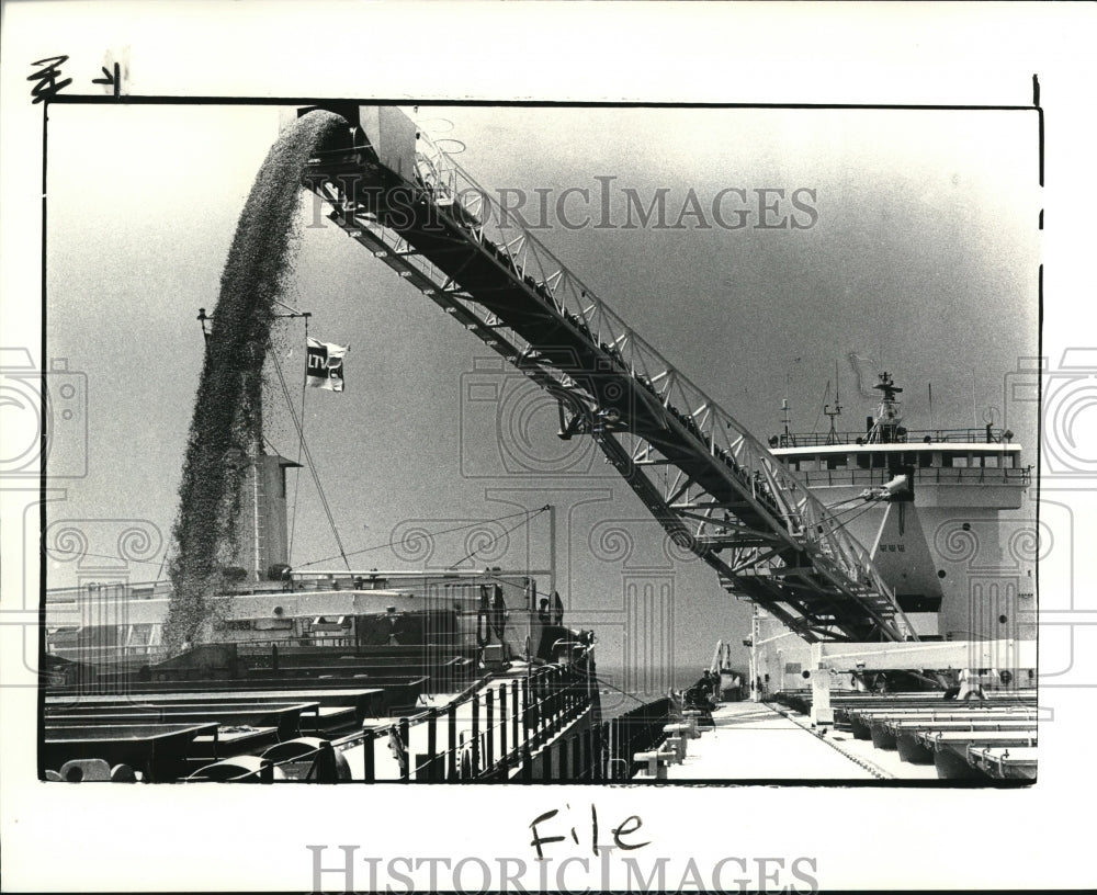 1985 Press Photo Limestones transferred at Dock 20 Port of Cleveland - Historic Images