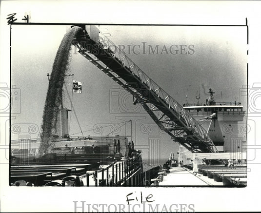1985 Press Photo Limestones transferred at Dock 20 Port of Cleveland - Historic Images