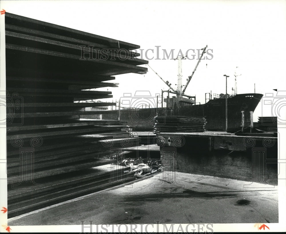 1981 Press Photo Steel on Port property - Historic Images