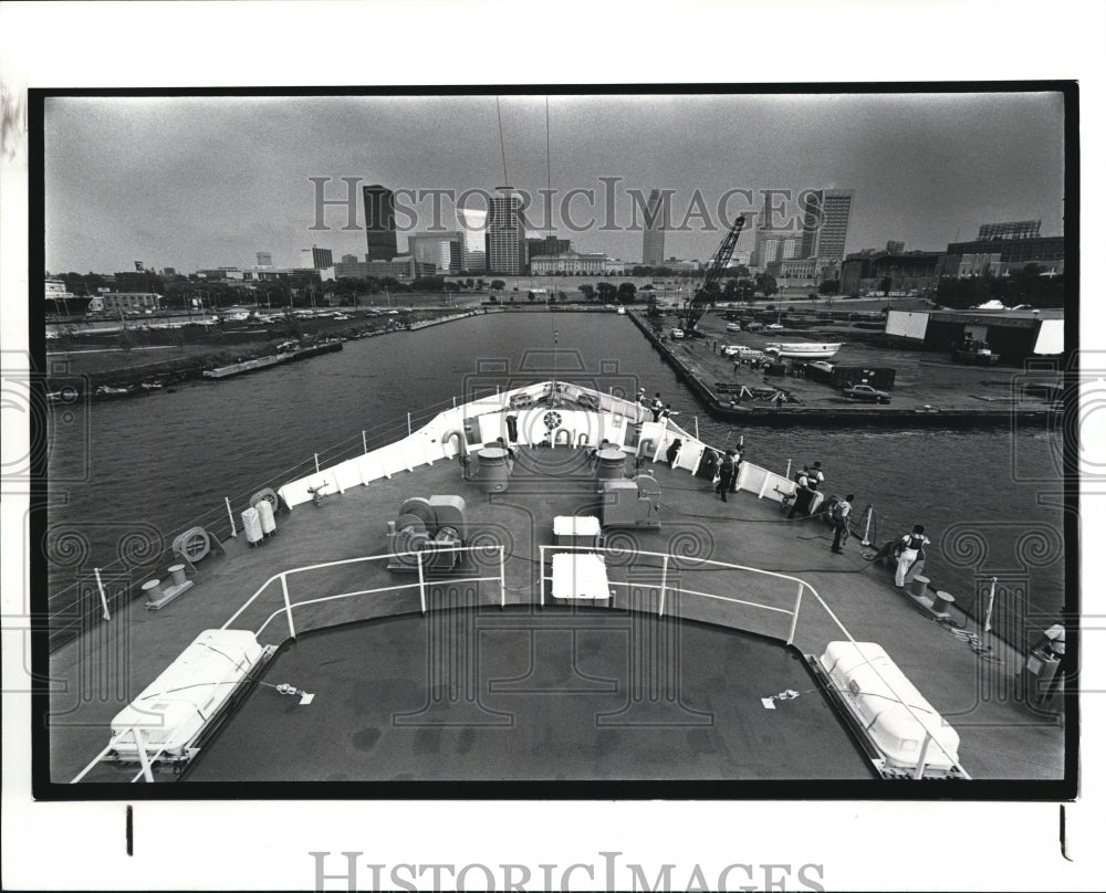 1986 Press Photo The Mackinaw enters the port of Cleve for the Harbor Expo &#39;86 - Historic Images
