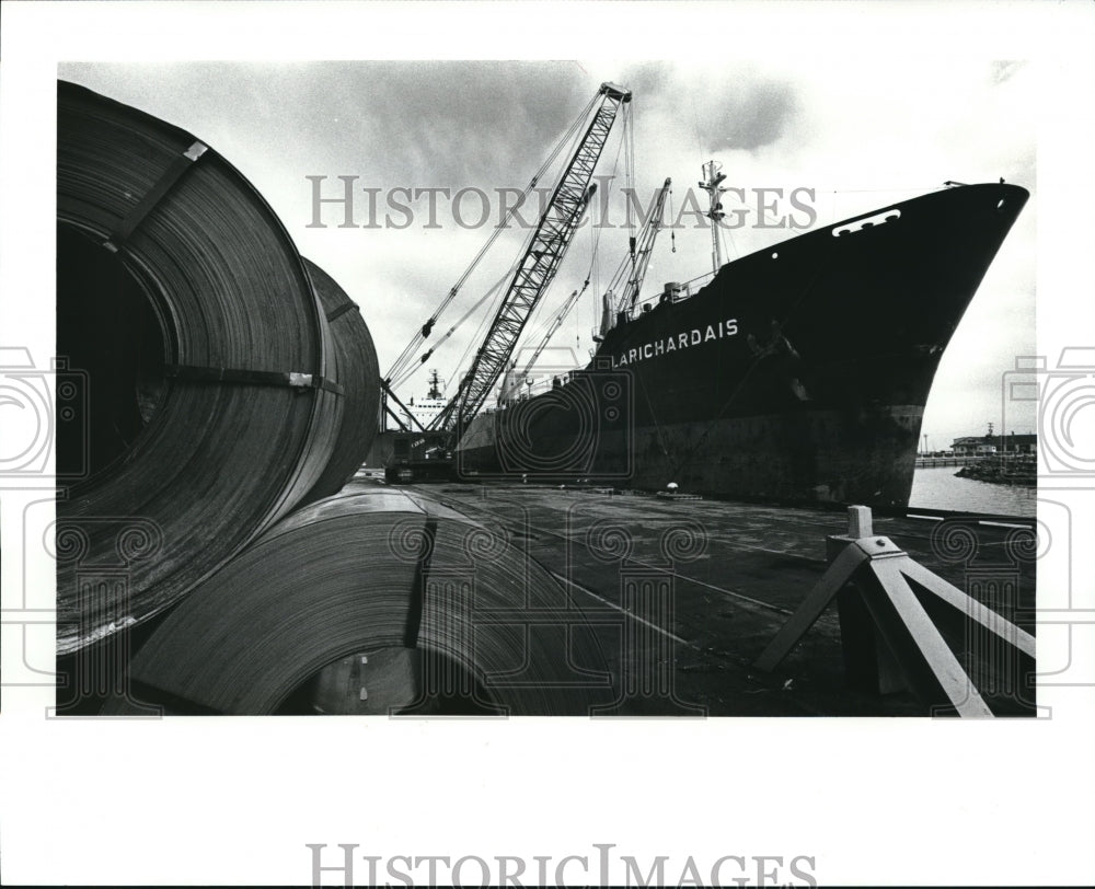 1989 Press Photo Larichardais off loads steel at the Port of Cleveland - Historic Images