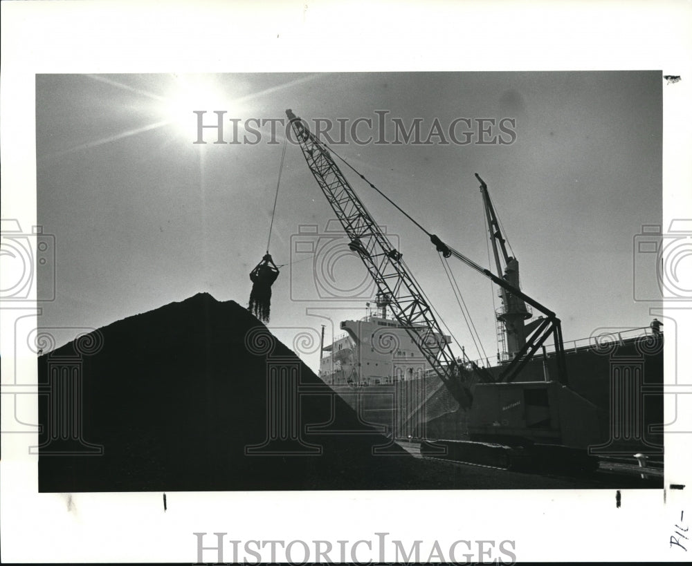 1988 Press Photo Darya Kamal is off loaded at the port authority at Cleveland - Historic Images