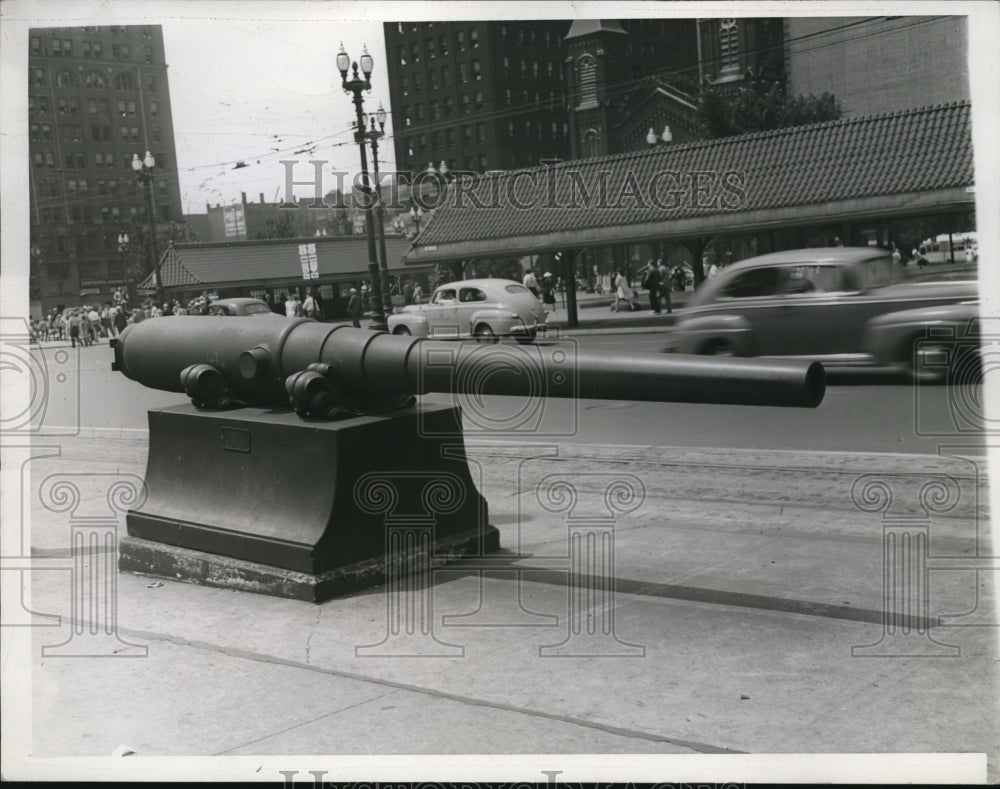 1942 Press Photo The ancient cannon in the Public Square as a decoration - Historic Images