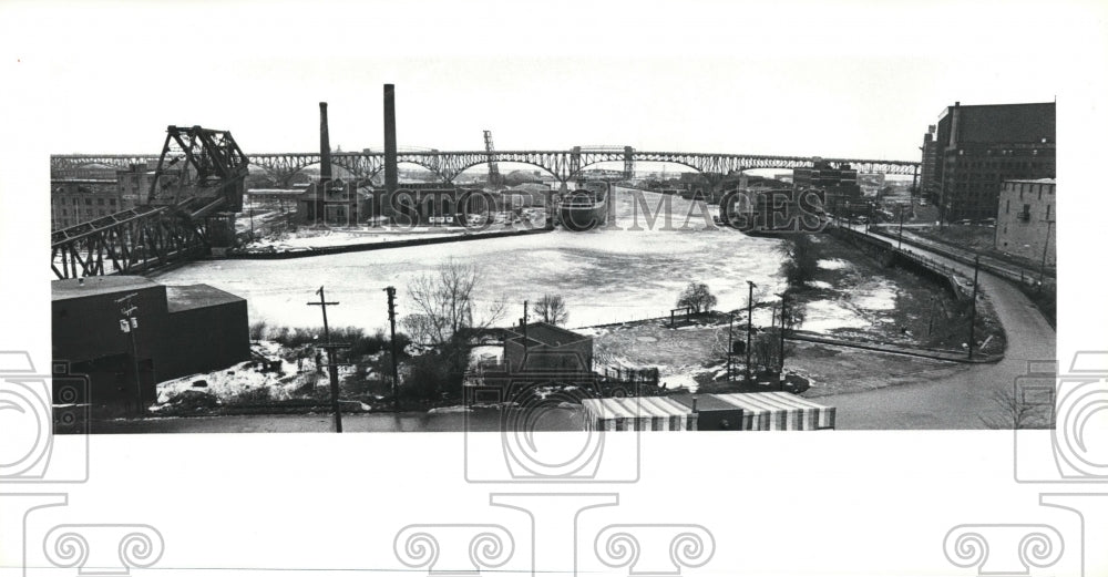 1980 Press Photo The Riverfront from Superior Bridge - Historic Images