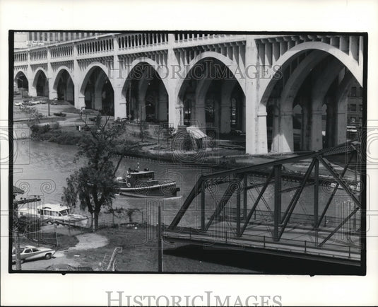 1976 Press Photo The tugboat Texas as it passes the reconstructed log cabin-Historic Images