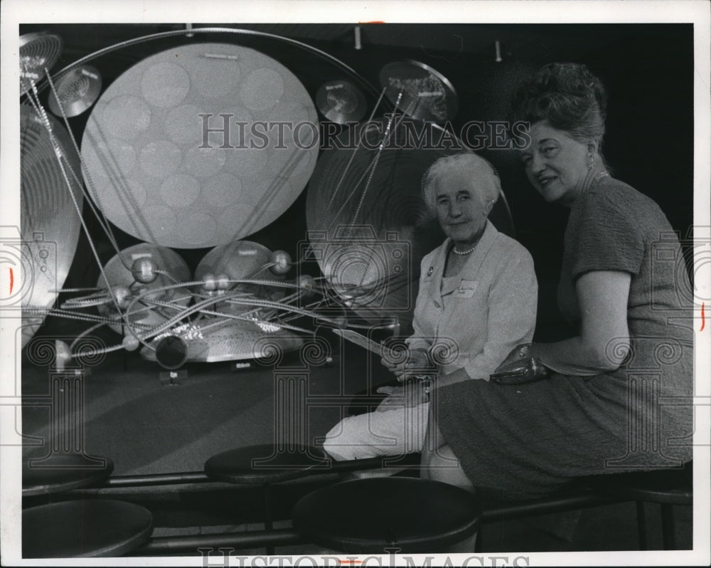 1966 Press Photo Mrs. David Ford and Mrs. Norman M. Goldsword at Health Museum - Historic Images