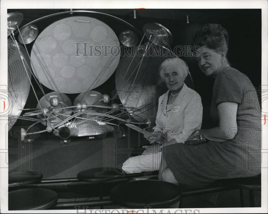 1966 Press Photo Mrs. David Ford and Mrs. Norman M. Goldsword at Health Museum - Historic Images