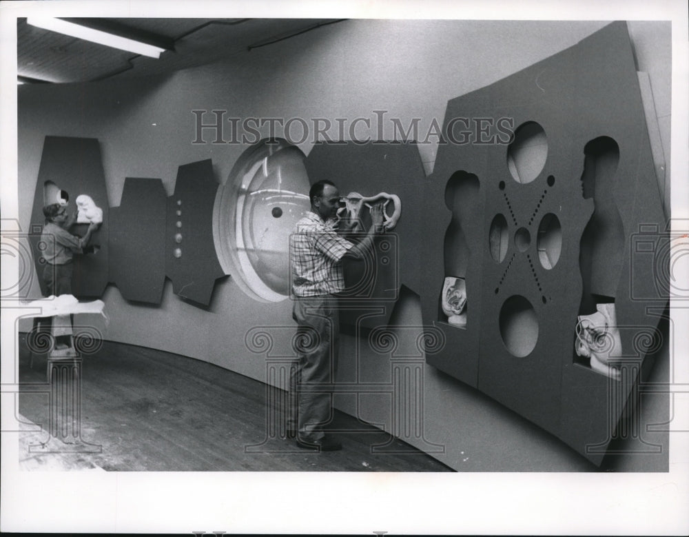 1968 Press Photo Louis Regalbuto and Herman Schniertzhaver at Health Museum - Historic Images