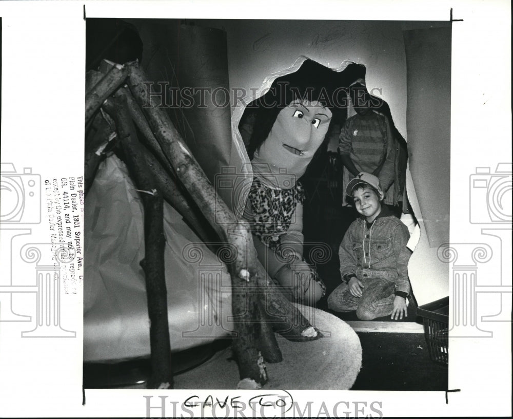 1988 Press Photo Kids Cave at Cleveland Health Educational Museum. - Historic Images