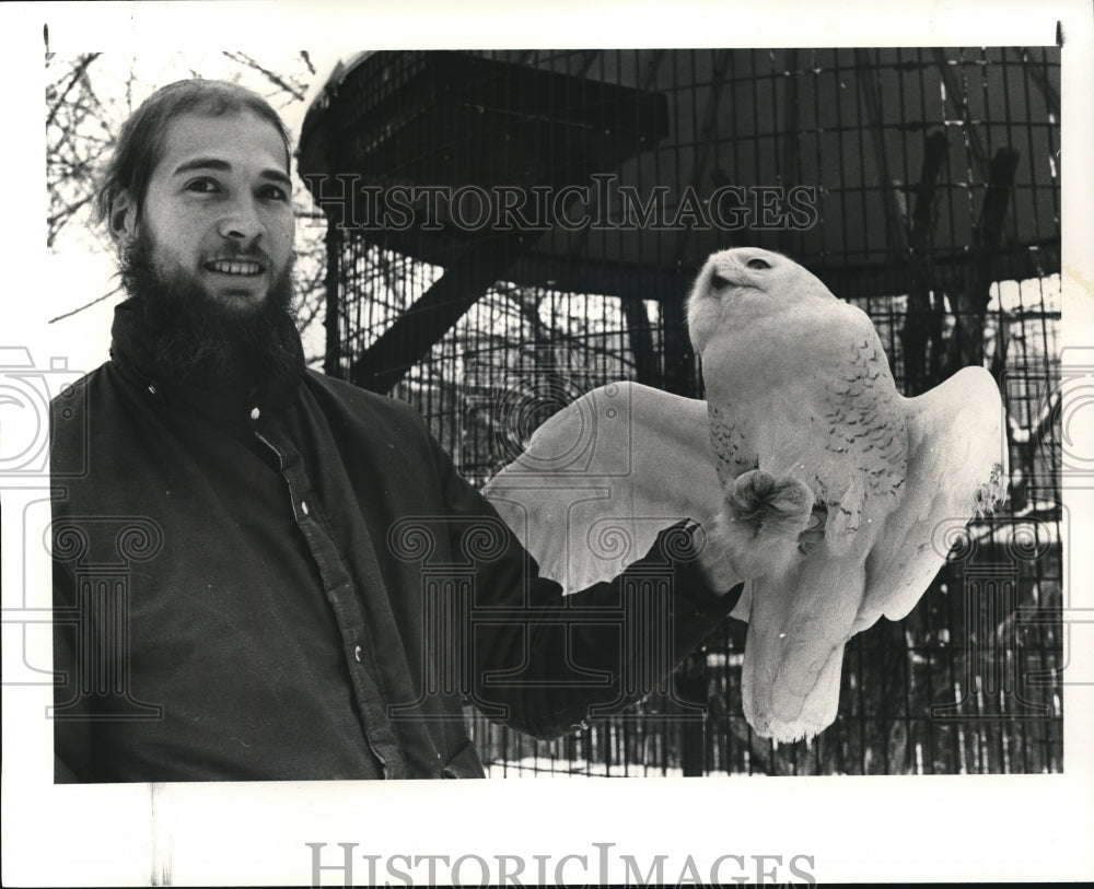 1982 Press Photo Carl Lutman and Snow Owl with damaged wing - Historic Images