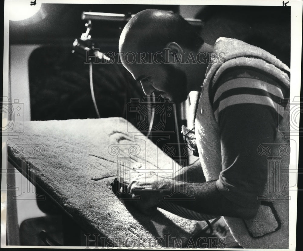 1986 Press Photo Carpet Carver at the Museum of National History - Historic Images