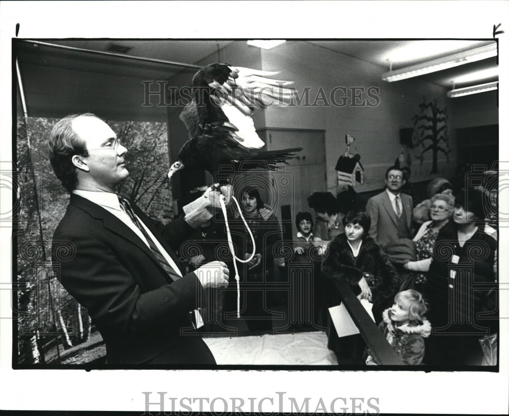 1985 Press Photo Harvey Webster holds a turkey vulture on Hinckley Elementary - Historic Images