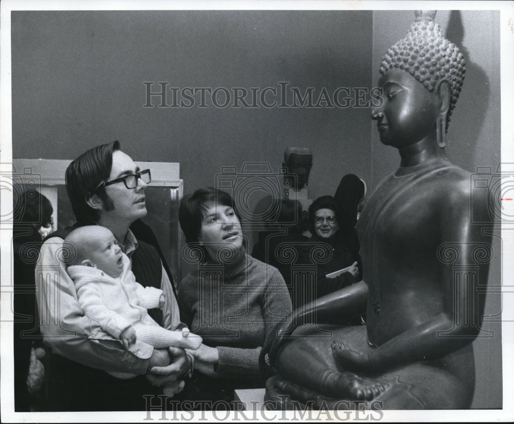 1973 Press Photo Mr. &amp; Mrs. Barry Trevithick and baby Karen at the Museum of Art - Historic Images