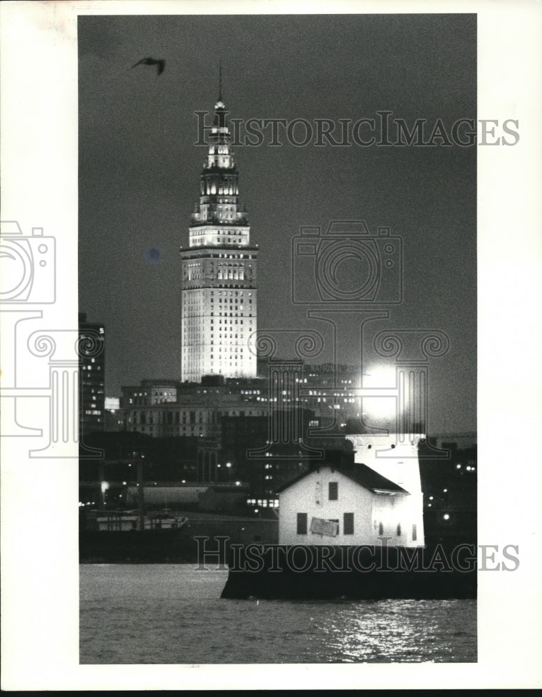 1983 Press Photo Old lighthouse with new light at Cuyahoga River - Historic Images