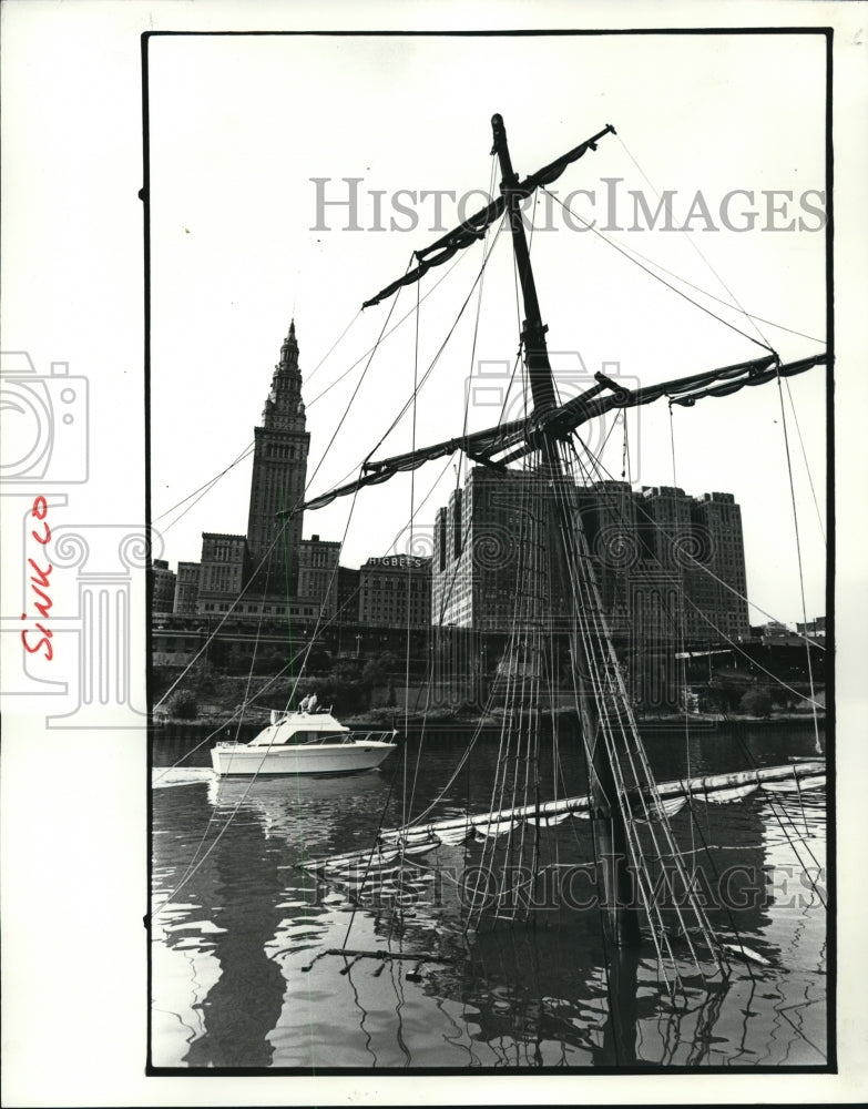 1984 Press Photo Sunken Ship at Colision Bend, Cuyahoga River - Historic Images