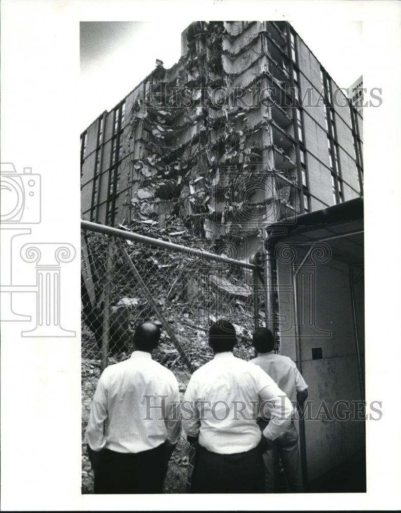 1989 Press Photo Lunchtime pedestrians stop on Hollenden Hotel demolition - Historic Images