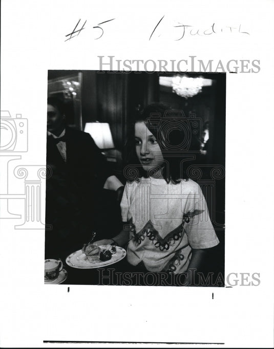 1991 Press Photo Rachelle Cohen with the desert she made - cva88631 - Historic Images