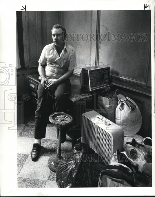 1985 Press Photo Richard Kollm moving out of Sterling Hotel - Historic Images