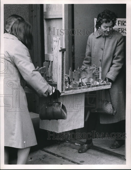 1966 Press Photo Mrs. LA Wilson at Museum of Art May Show Entries - cva88656 - Historic Images