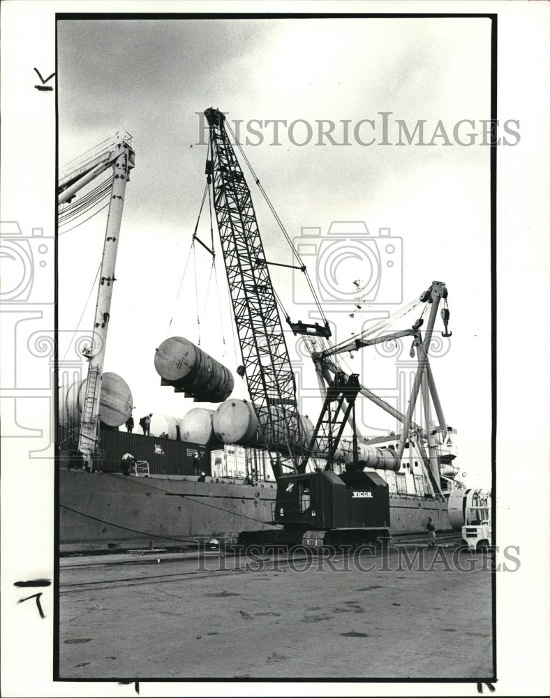 1986 Press Photo 26,000 Gallon Hydrogen-Peroxide tanks at the Port of Cleveland - Historic Images