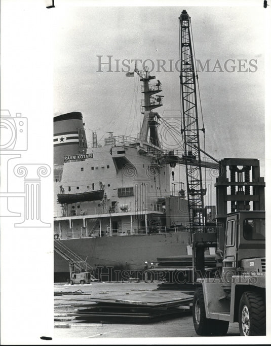 1982 Press Photo Ravni Kotari, Yugoslav ship unloading steel. - Historic Images