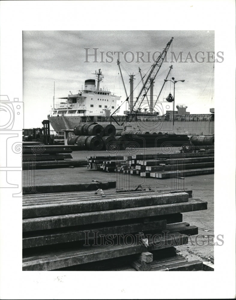 1985 Press Photo Steel on the pier at Port of Cleveland - Historic Images