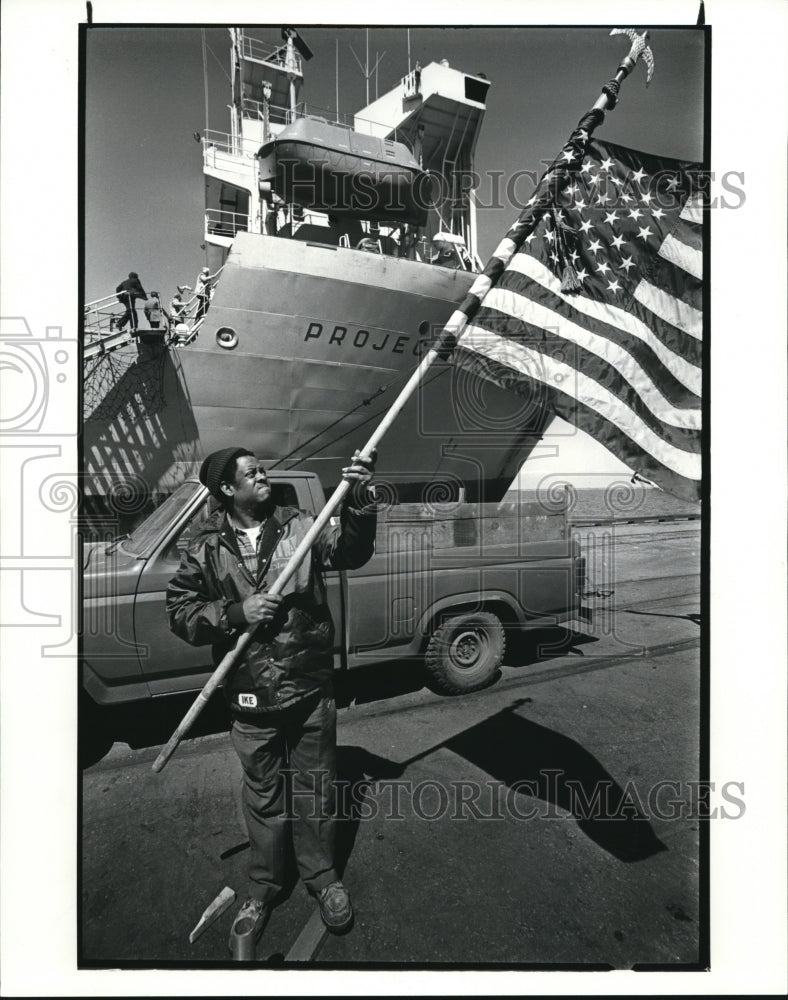 1986 Press Photo Isaiah Burley, a employee of the Port of Cleveland - Historic Images