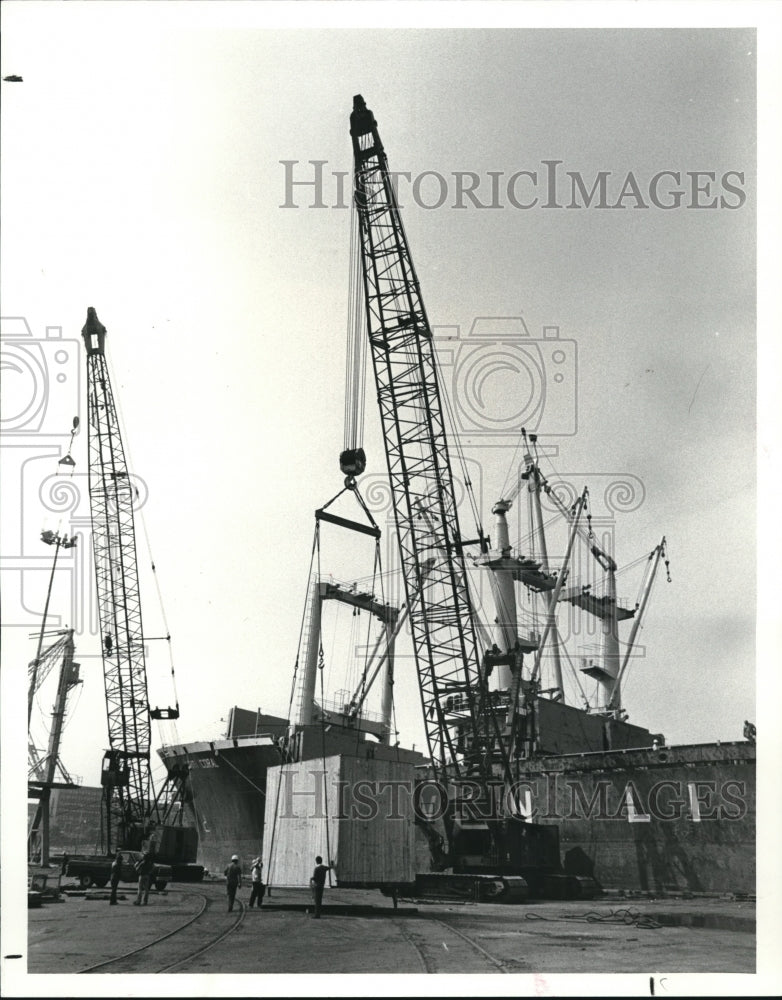 1987 Press Photo Stevedore Workers unload part of a Computerized Stamping Press - Historic Images