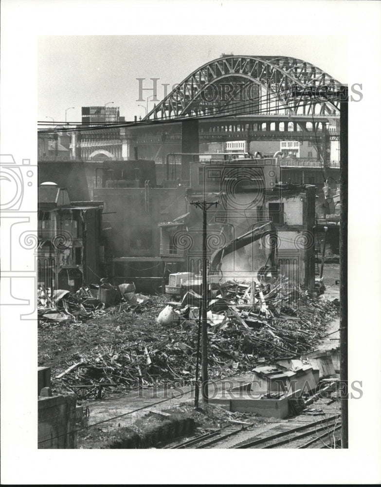 1983 Press Photo Tearing down part of the old paint plant on Lime Ct - Historic Images