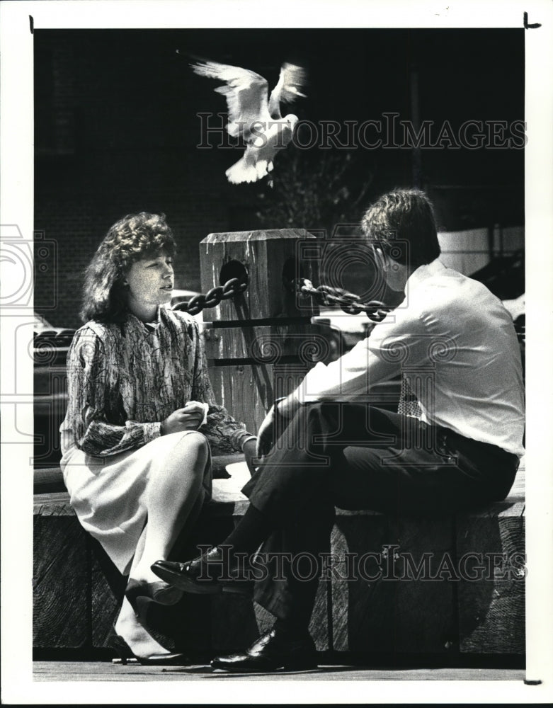 1987 Press Photo Joan Mascio &amp; Paul Cusamano during their lunch break at d Flats - Historic Images