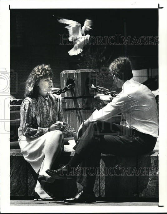 1987 Press Photo Joan Mascio & Paul Cusamano during their lunch break at d Flats - Historic Images