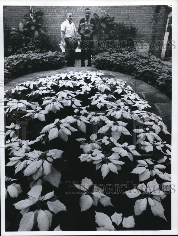 1972 Press Photo Horticulturist Carl Fassbender &amp; Cooper at the CityGreen house-Historic Images