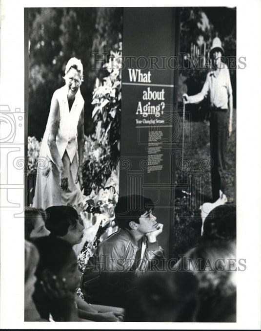 1985 Press Photo Dave Clough at the Health Museum. - Historic Images