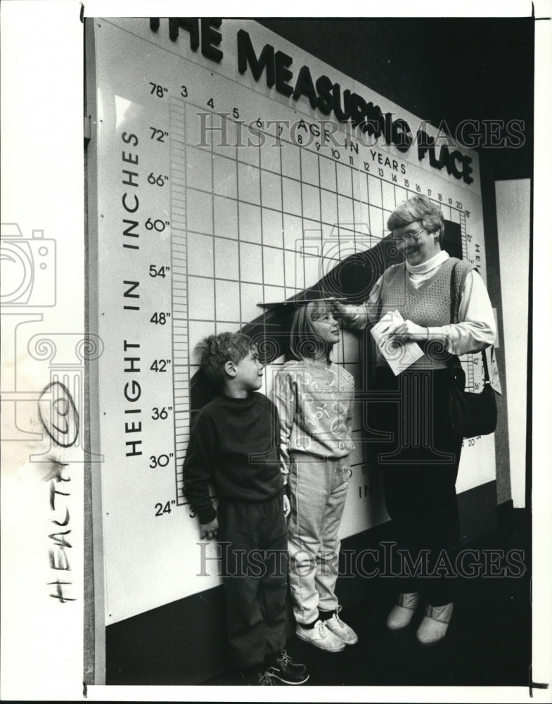 1989 Press Photo Mrs. Richard Dettmer, a grandmother from BEREA, takes her - Historic Images