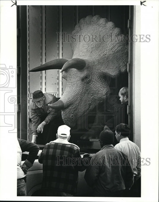 1987 Press Photo Maintenance crewman Rudy Seidl looks at te Triceratop model - Historic Images