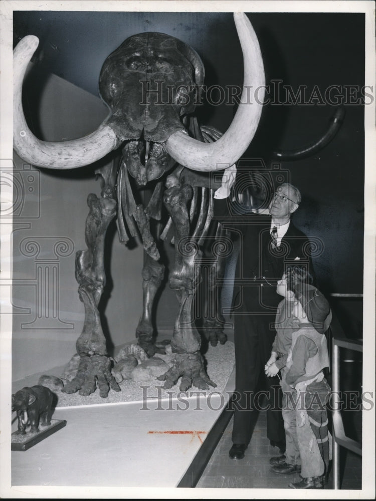 1961 Press Photo Mr. Harols Clark, Museum president with the kids Brandt & Scott - Historic Images