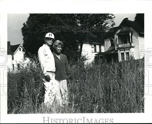 1986 Press Photo Allen and his wife Melrose at the site of their future home - Historic Images