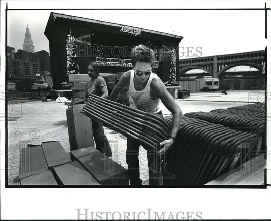 1987 Press Photo Mark D'Shea stacks chairs after they were taken out of box in - Historic Images