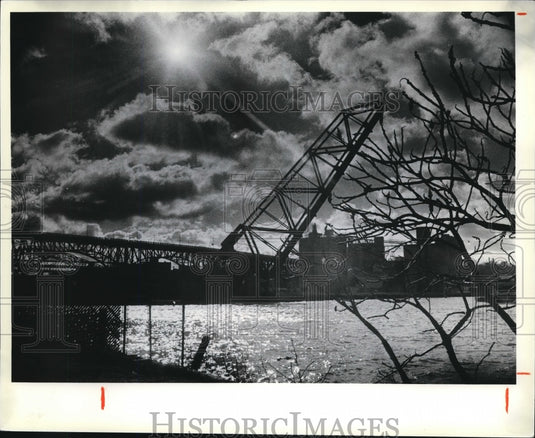 1978 Press Photo Sun breaks through clouds over Cuyahoga River in the Flats - Historic Images