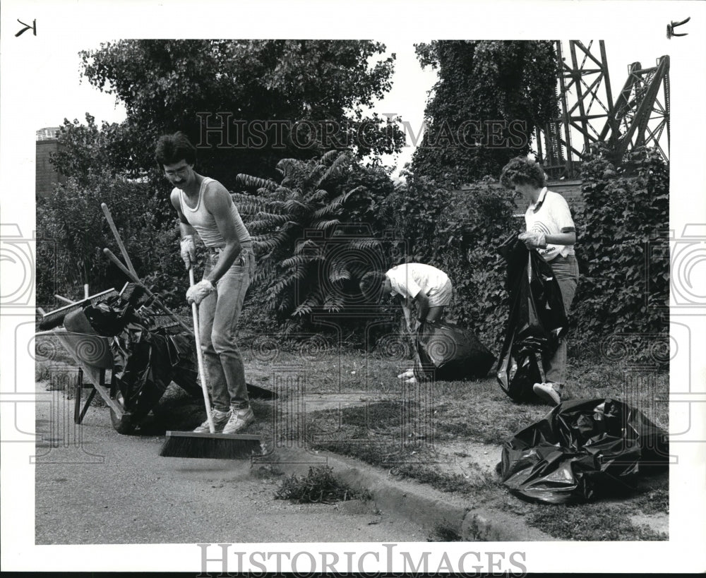 1986 Press Photo  Volunteers clean the flats area, Phil, Daniel, Fant and Laura - Historic Images