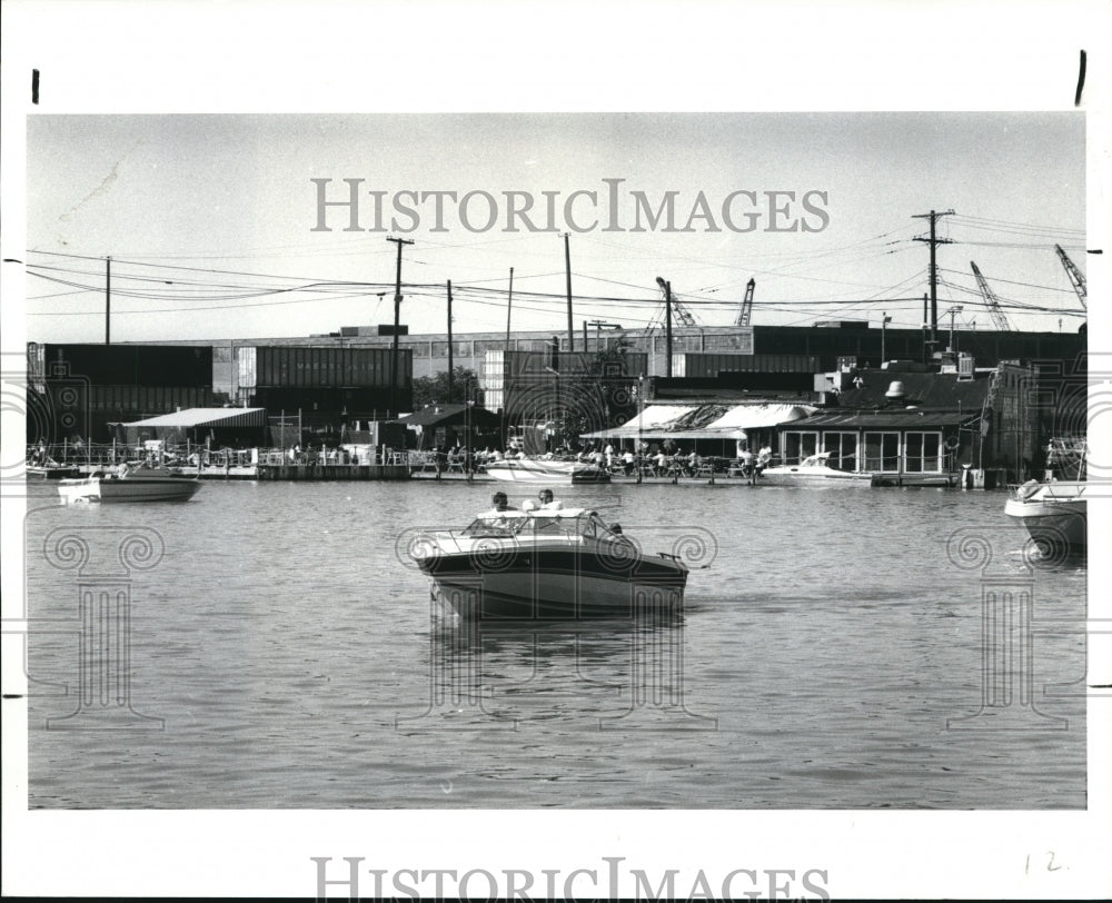 1986 Press Photo The Eat bank of Cuyahoga River with the Fagens Restaurants - Historic Images