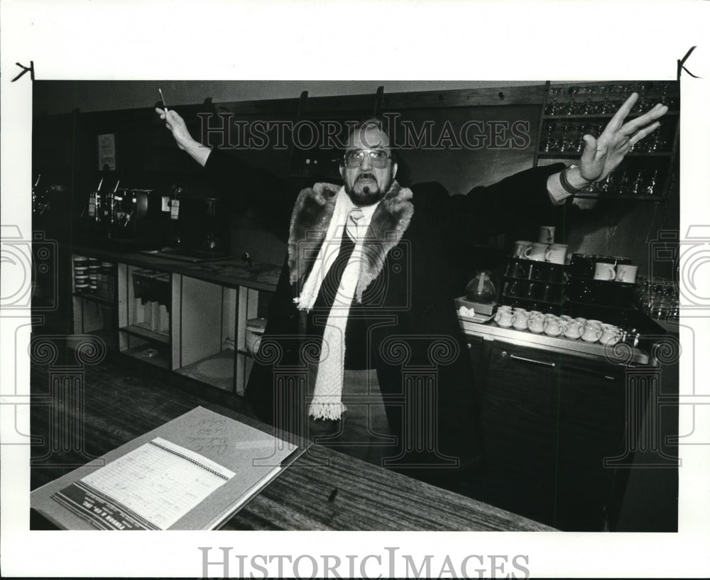 1985 Press Photo Auctioneer Norman Finson for the last bids for items at the - Historic Images