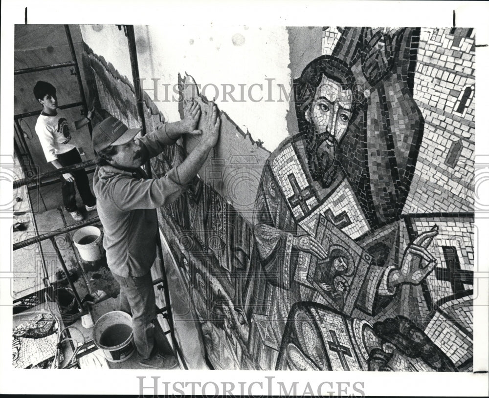 1988 Press Photo J.O. Connor and D.Dohnal Putting Mosaic at St. Vladimir Church - Historic Images