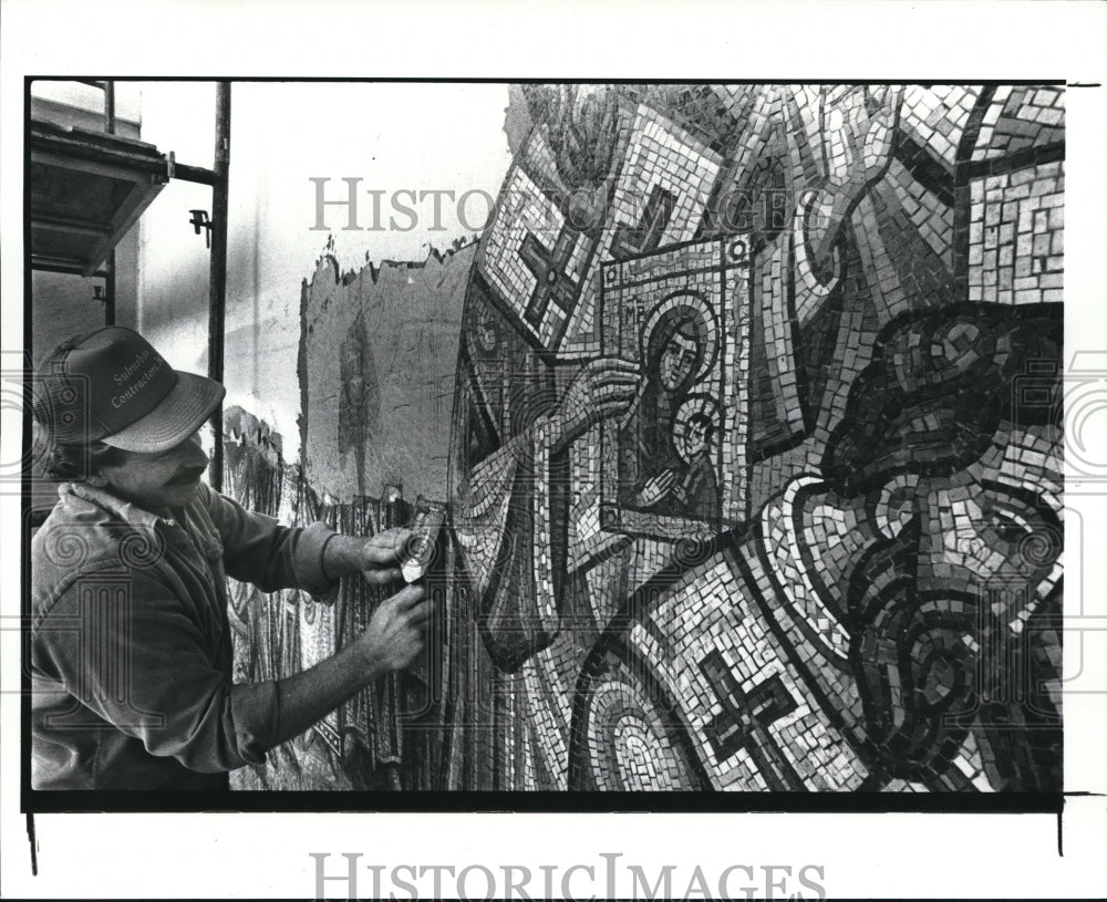 1988 Press Photo The Man Installing new Mosaic Mural at St. Vladimir Cathedral - Historic Images