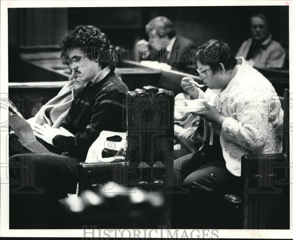 1986 Press Photo June Hich eating beef stew at Trinity Cathedral - Historic Images