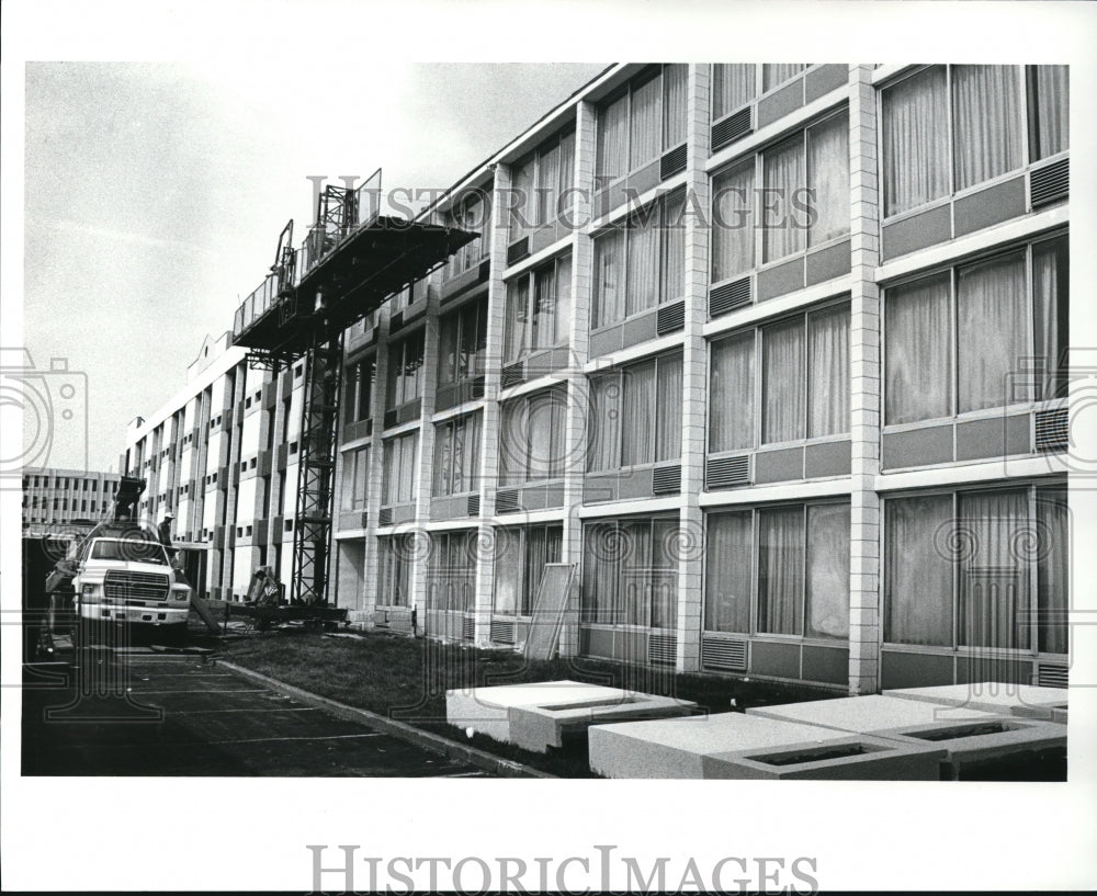 1989 Press Photo Holiday Inn Beachwood, Face List - Historic Images