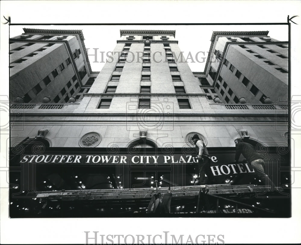 1986 Press Photo W Belknap and M Milburn Changing the Sgns In front Superior - Historic Images