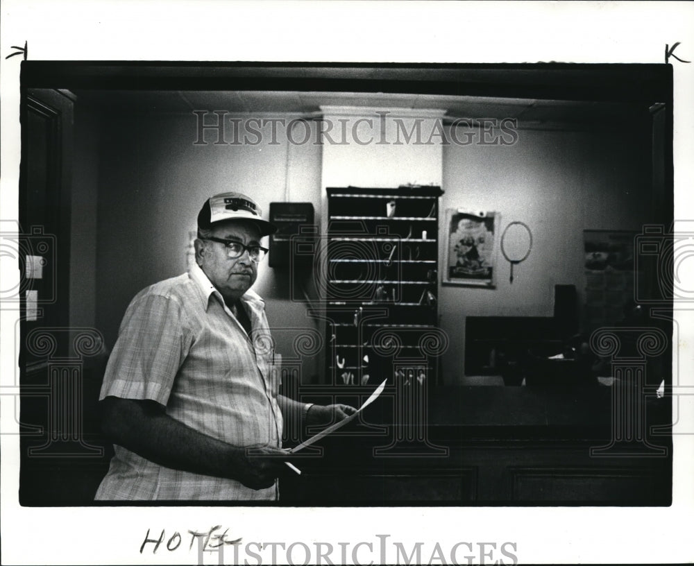 1985 Press Photo The Sterling Hotel&#39;s residents have notices to move out - Historic Images