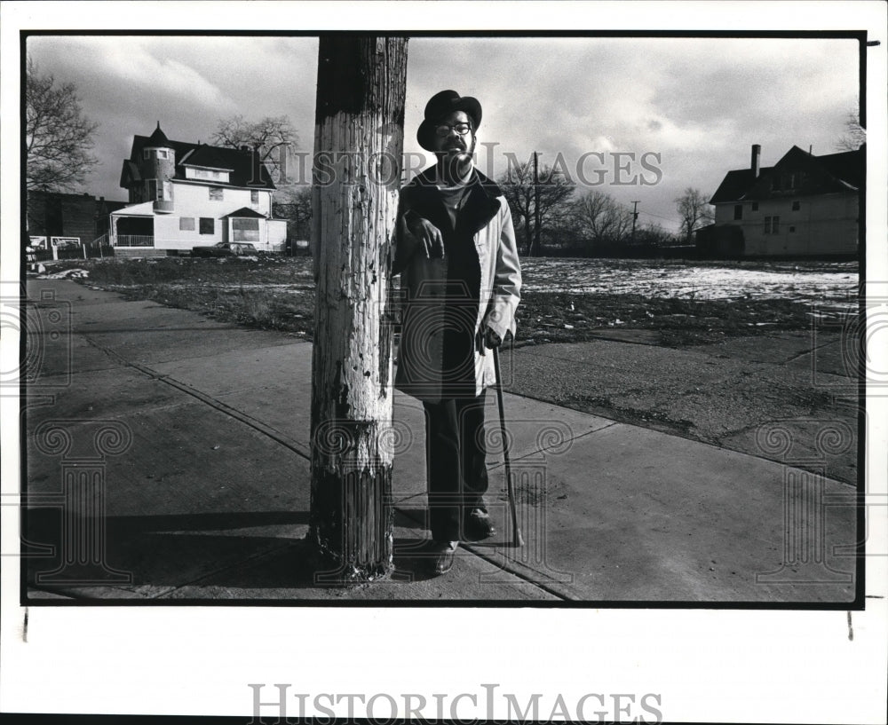 1986 Press Photo Coe behind two abandoned houses due of riot on at Hough area - Historic Images